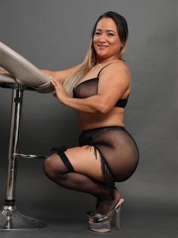 CERVEZA DE CORTESÍA HERMOSAS CHICAS DISPONIBLES