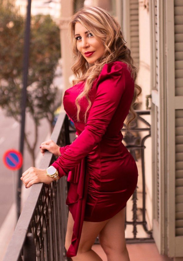 Andrea colombiana elegante,simpática y educada